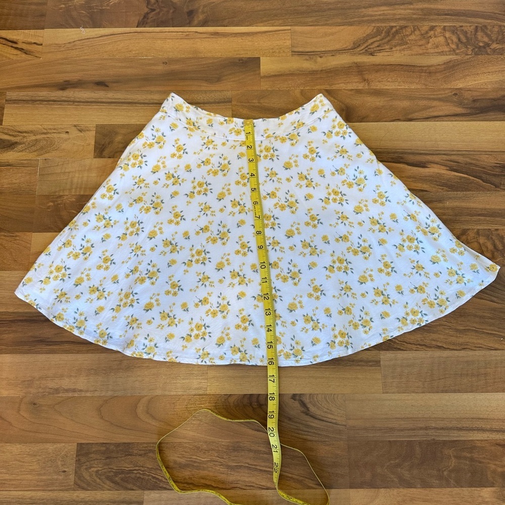 Hollister Floral Mini Skirt in White and Yellow
Ultra High-Rise - Picture 4 of 8